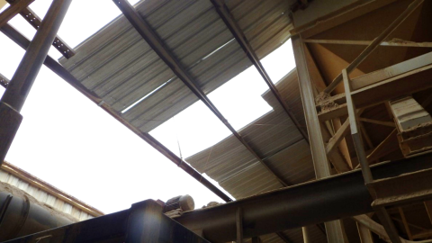 unsecured roof panel of a shaker screen deck 